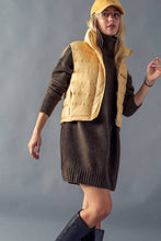 Load image into Gallery viewer, STRIPE QUILTED STAND COLLAR PADDED VEST JACKET